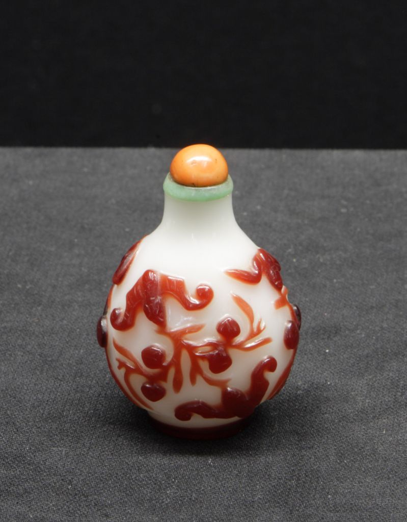 图片[1]-White set red glass snuff bottle-China Archive